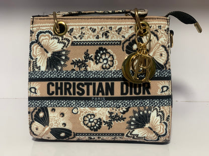 "🌟 Christian Dior: Luxury Meets Style! 👜"